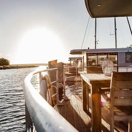 Floating Comfort In 페네뮌데