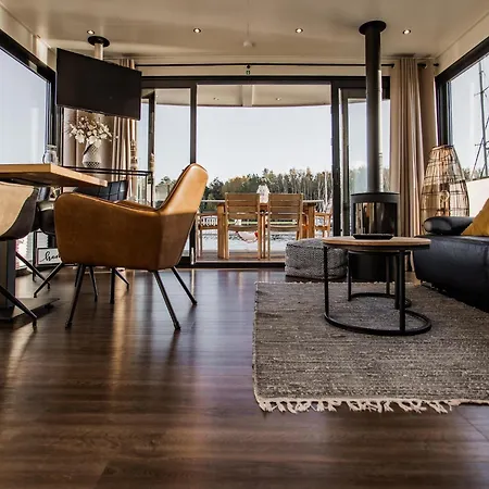 Floating Comfort In 보트호텔 *