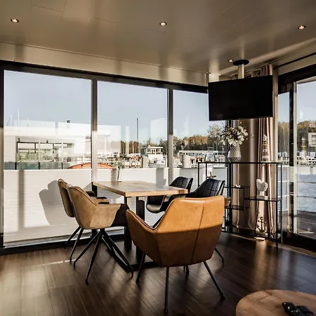 Floating Comfort In 보트호텔 *